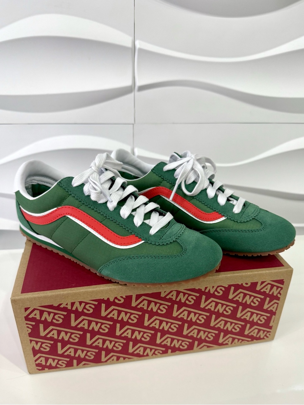 VANS Super Lowpro Fairway Green Red White Suede Shoes US Men 8, women 9.5